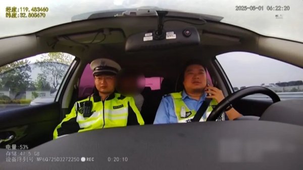 广禾配资 夫妻因开车问题吵架，丈夫没带手机被扔高速，无奈车道上插兜散步