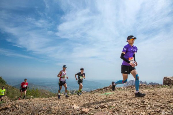 德宏信投 不是因为变老而停止跑步，而是因为停止跑步才变老！