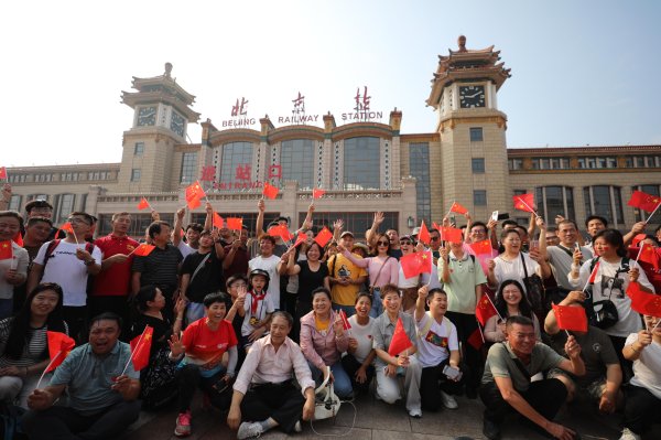 360配资网 当阅兵飞机飞过北京站上空，旅客纷纷掏出手机