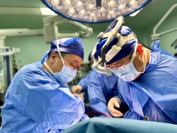 快牛策略 13岁女孩在沪完成高难度双肺移植，奇迹背后的生死40天